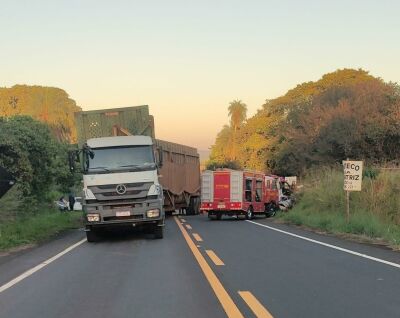 Imagem da notícia Motorista fica gravemente ferido após colisão entre carro e carreta próximo à Fazenda Dona Beatriz, em Costa Rica
